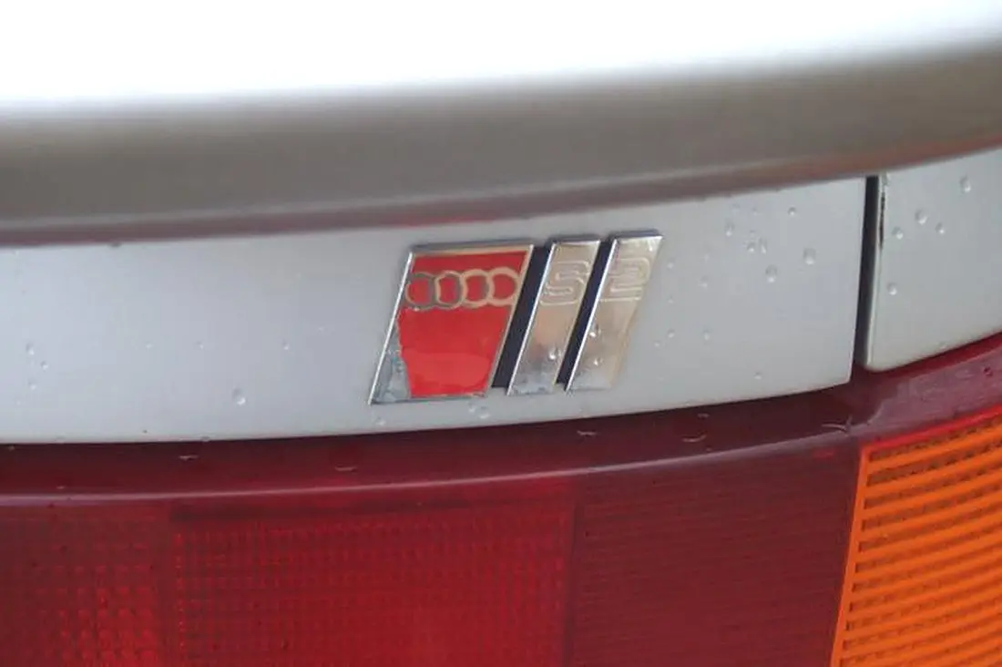 Détail du badge S2 aux quatre anneaux sur le bandeau arrière de l'Audi S2 Coupé
