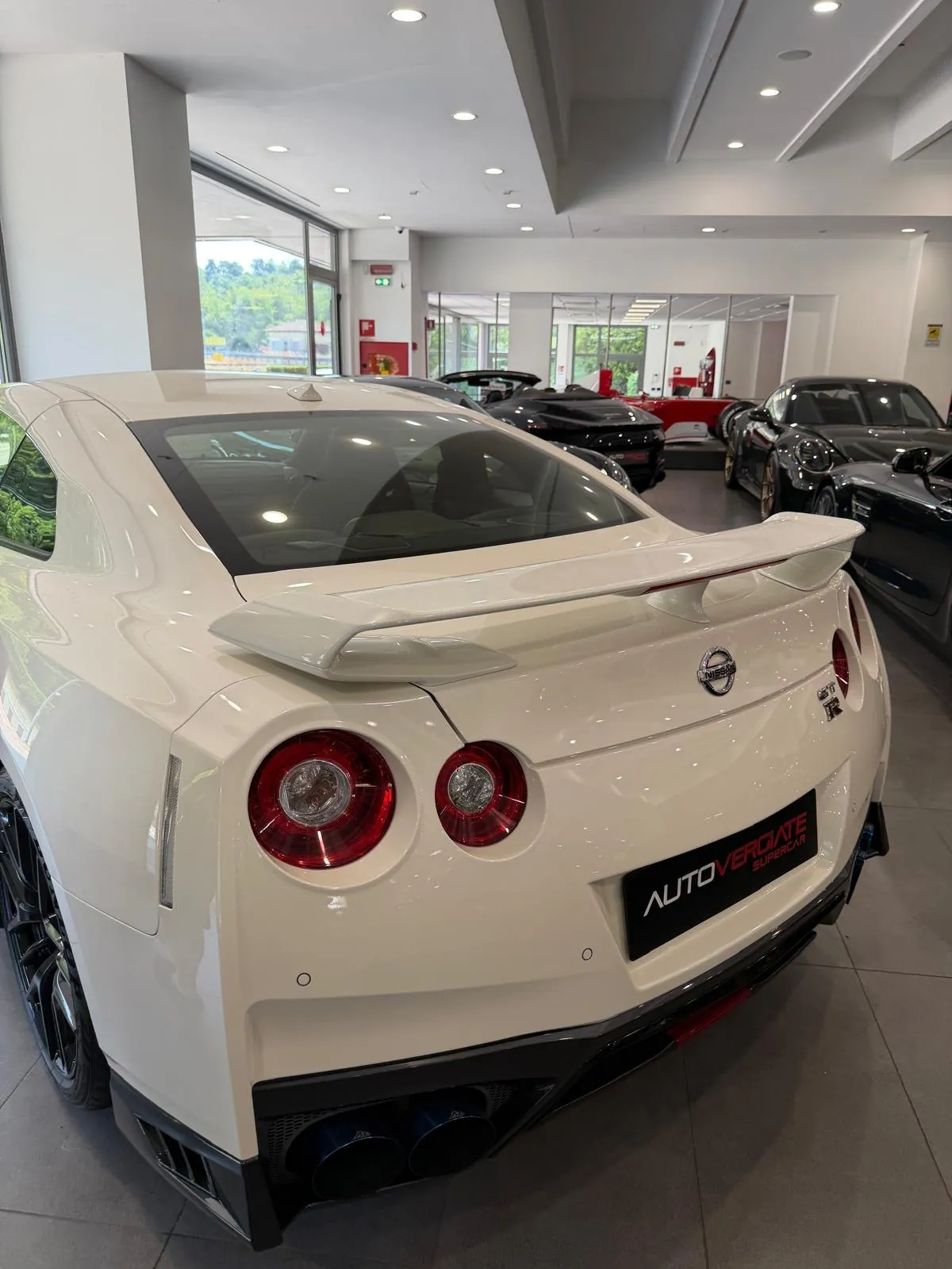 Nissan GT-R blanche dans le showroom