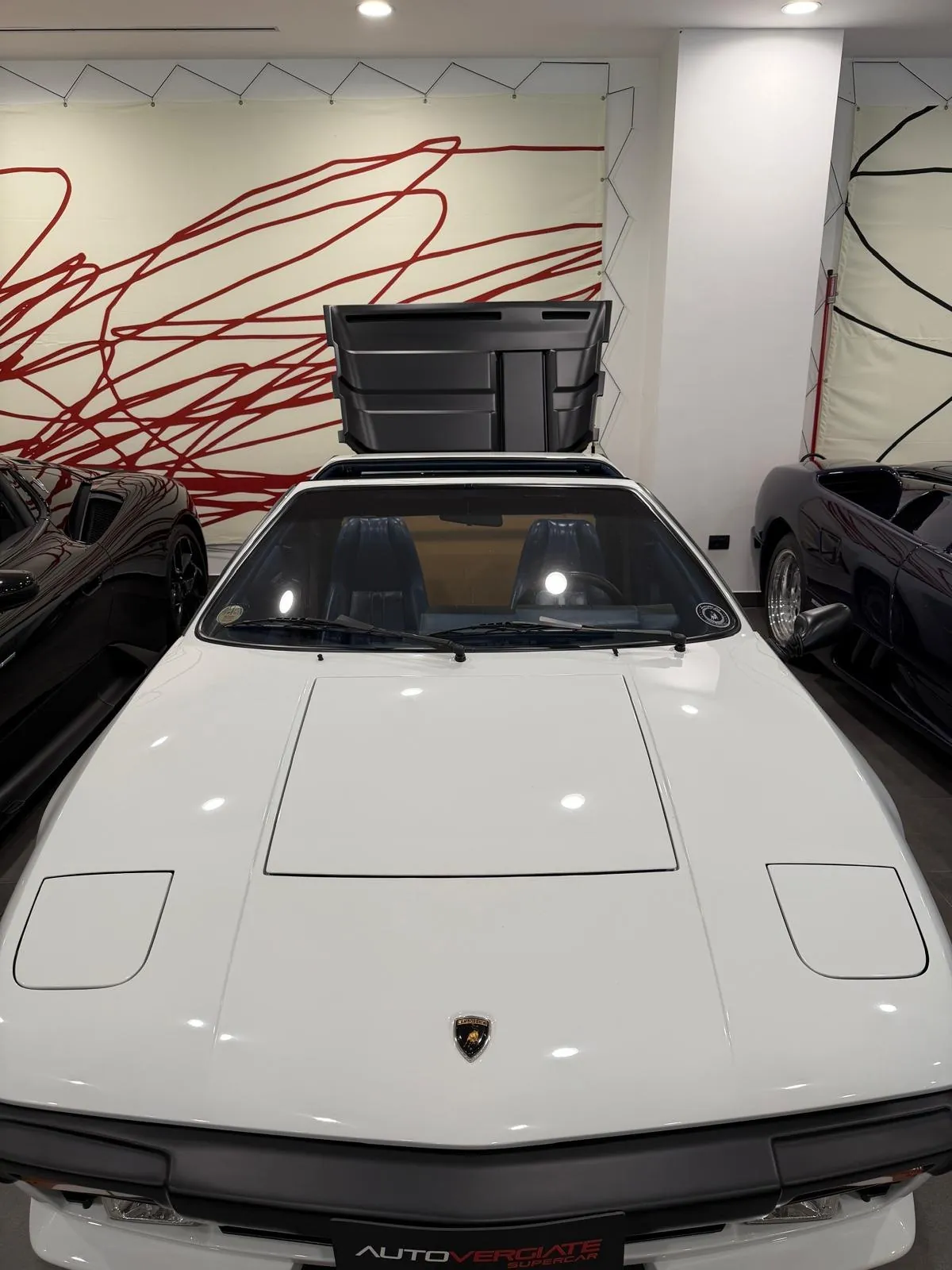 Lamborghini blanche à moteur central