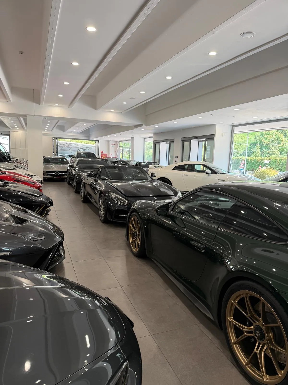 Alignement de supercars dans le showroom