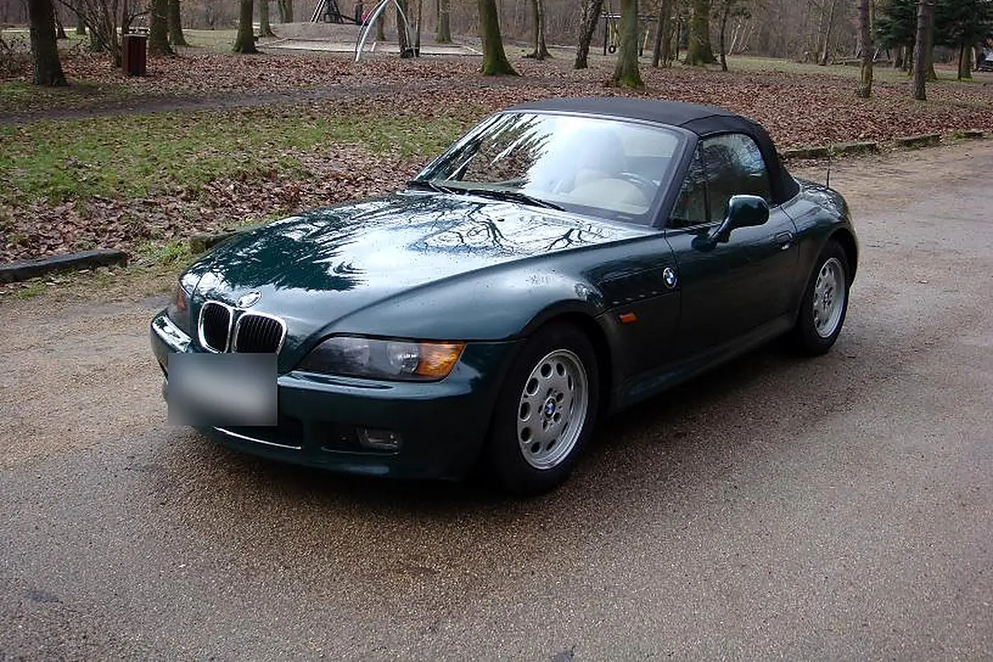 BMW Z3 roadster vert foncé de trois quarts avant — photo réelle