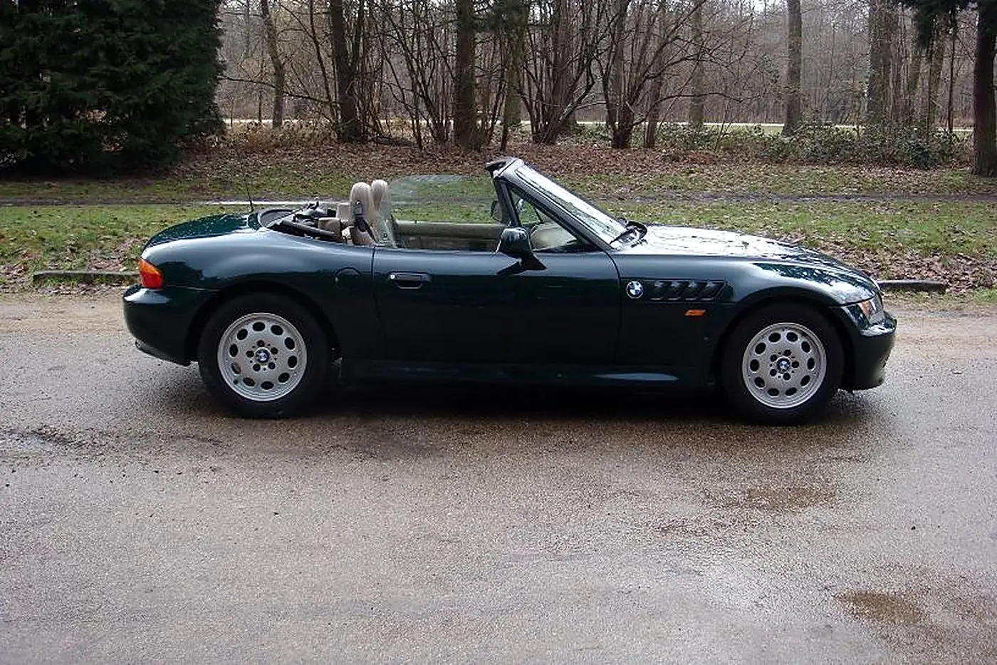 BMW Z3 roadster vert foncé de profil capote ouverte, ouïes latérales
