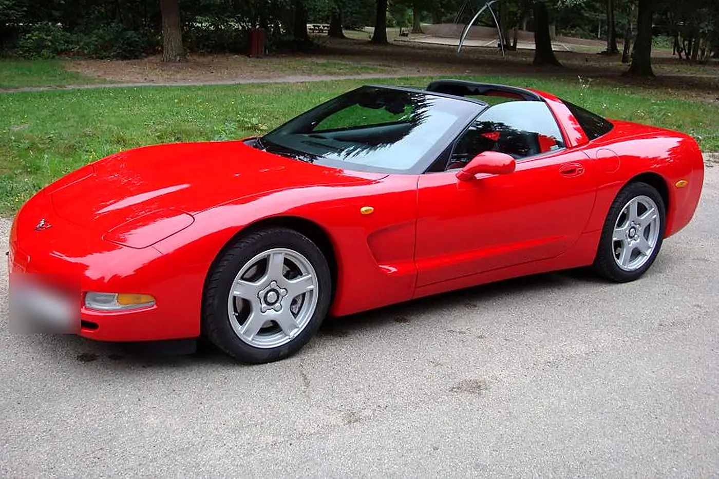 Chevrolet Corvette C5 rouge de trois quarts avant — photo réelle
