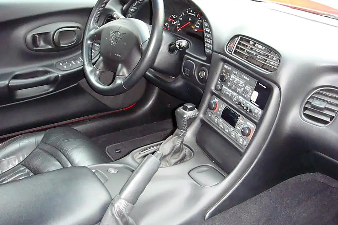 Habitacle d'une Chevrolet Corvette C5 : volant, console et boîte automatique