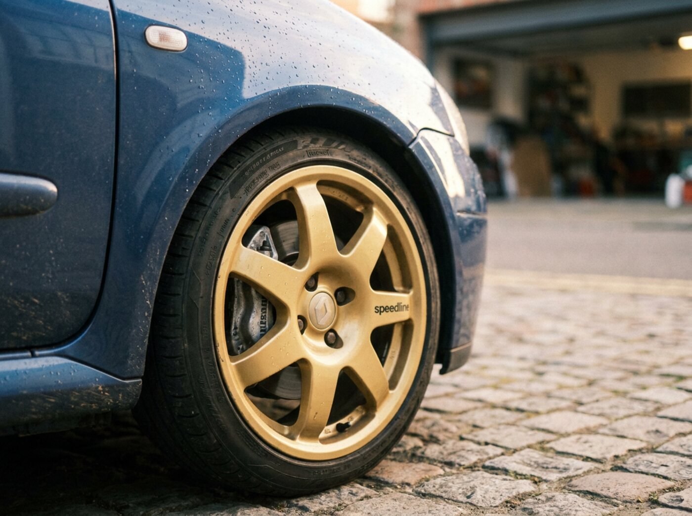 Détail Clio Williams : jante Speedline dorée sur carrosserie bleu sport 449