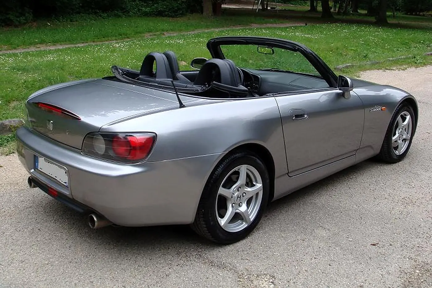 Honda S2000 grise capote ouverte de trois quarts arrière