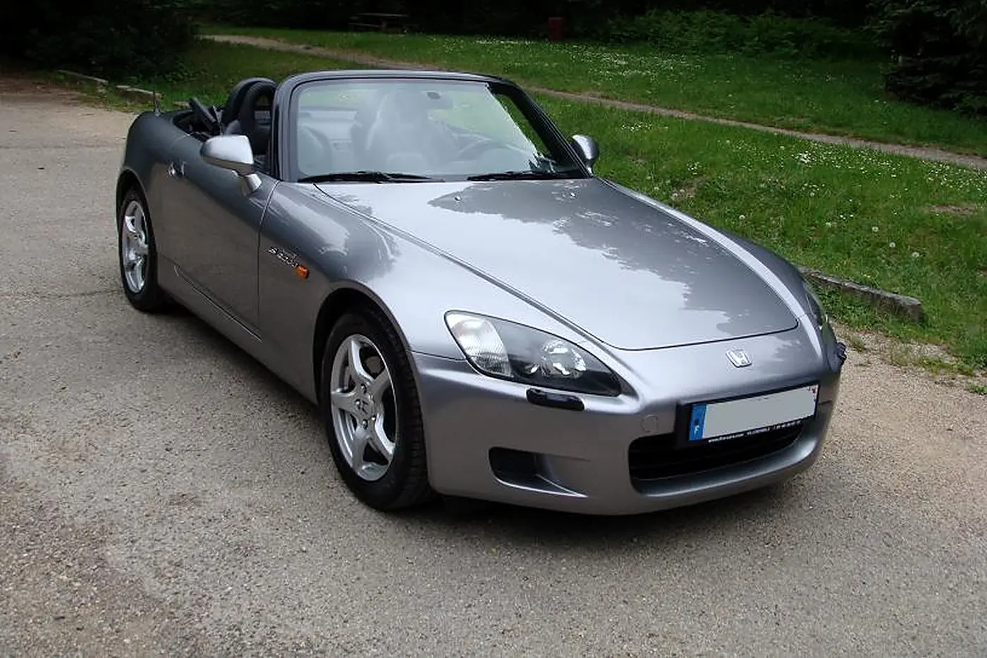 Honda S2000 grise capote ouverte de trois quarts avant — photo réelle