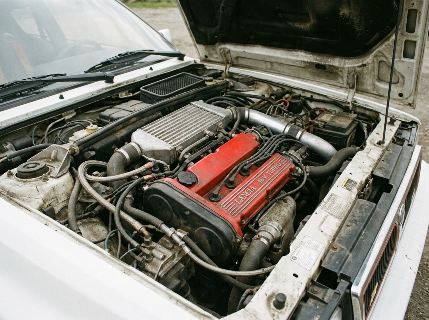 Compartiment moteur Delta Integrale 16V : 2.0 turbo au cache rouge avec circuit d'intercooler