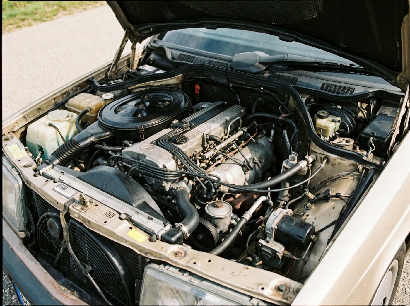 Compartiment moteur Mercedes 190E : quatre cylindres M102 longitudinal impeccable