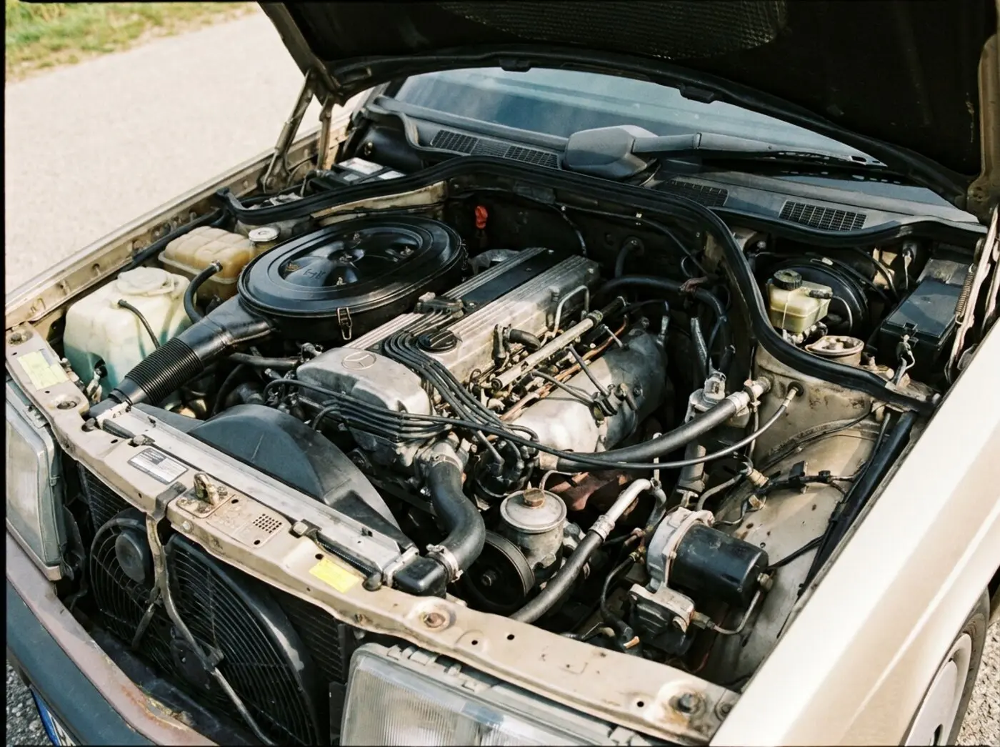 Compartiment moteur Mercedes 190E : quatre cylindres M102 longitudinal impeccable