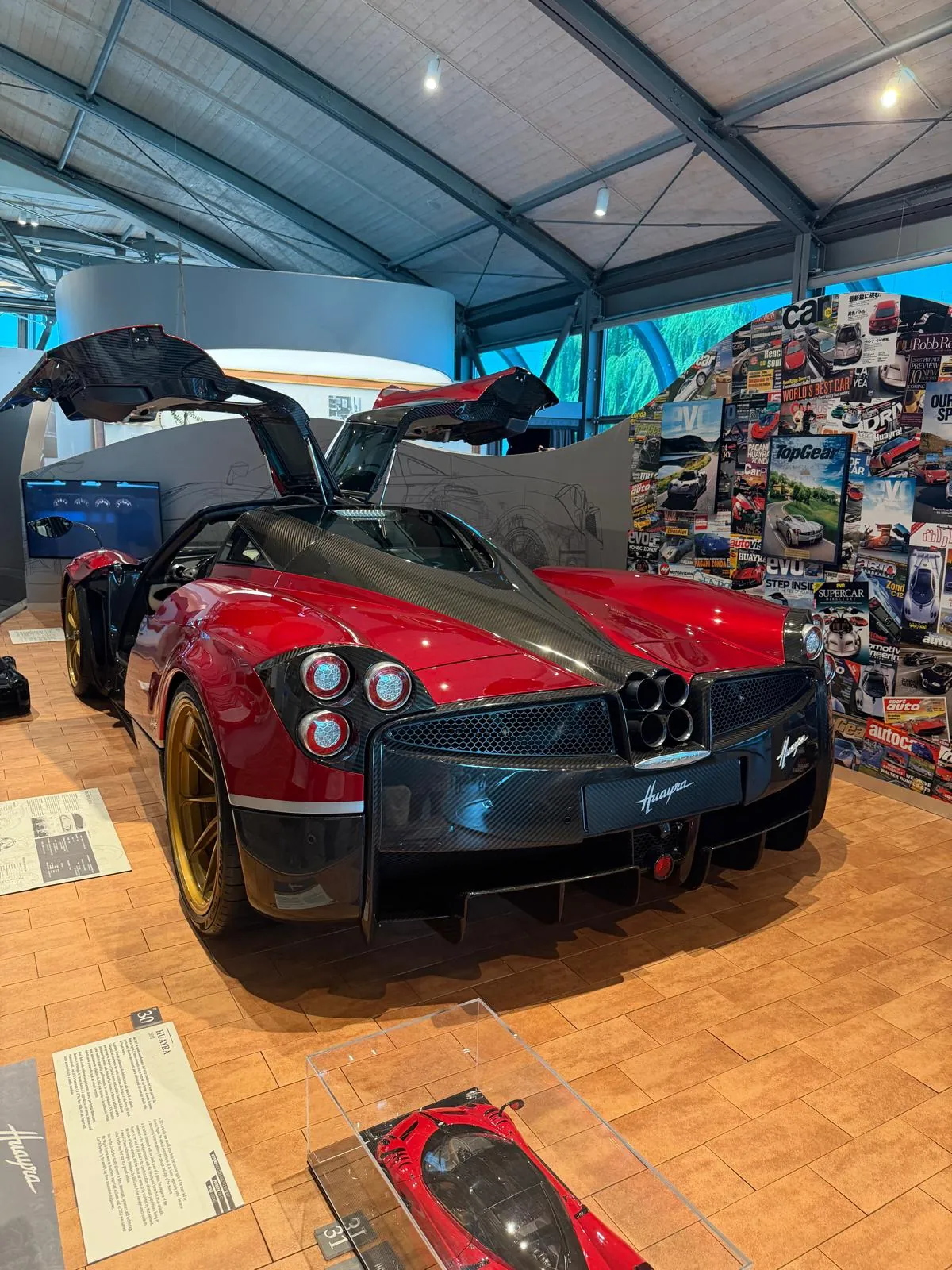 Pagani Huayra devant un mur de presse
