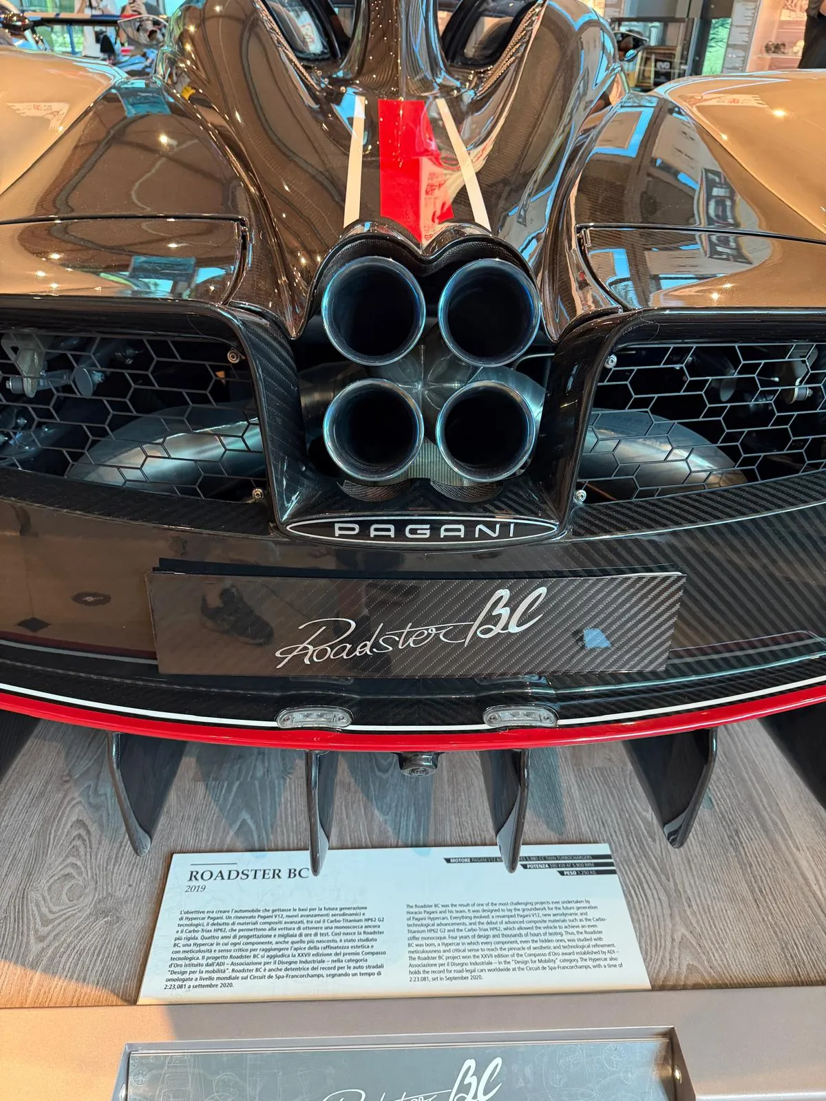 Quatre sorties d'échappement centrales d'une Pagani