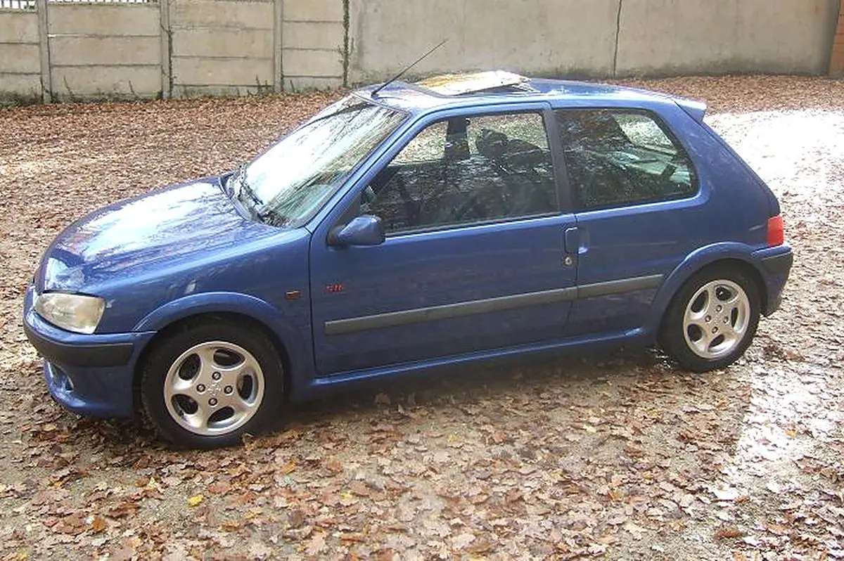 Peugeot 106 S16 bleue de trois quarts avant — photo réelle