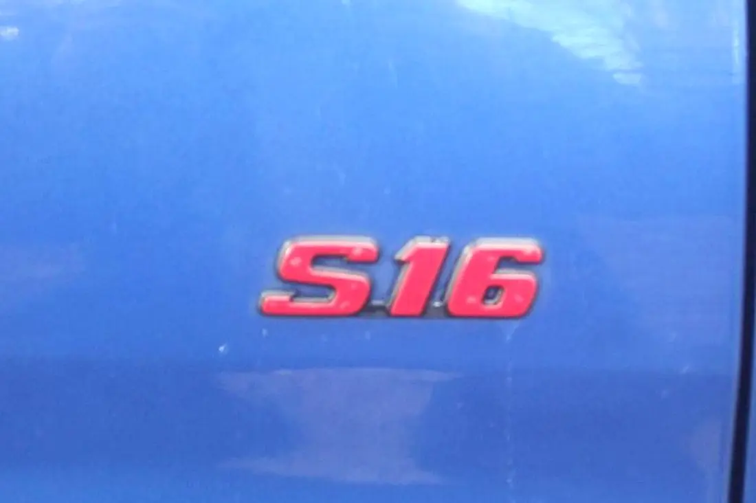 Monogramme S16 rouge sur l'aile d'une Peugeot 106 S16