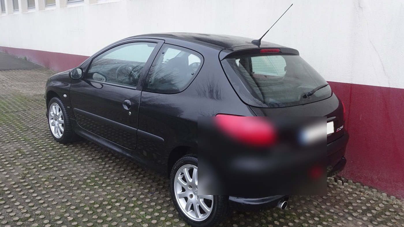 Peugeot 206 S16 noire de trois quarts arrière, hayon et feux caractéristiques