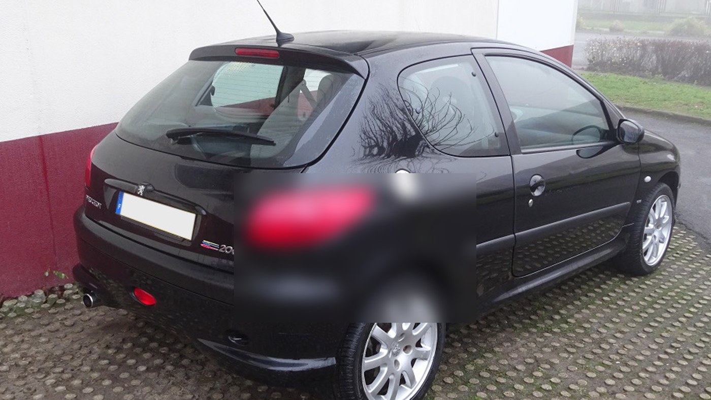Détail Peugeot 206 S16 : badge S16 sur le hayon et jante alliage