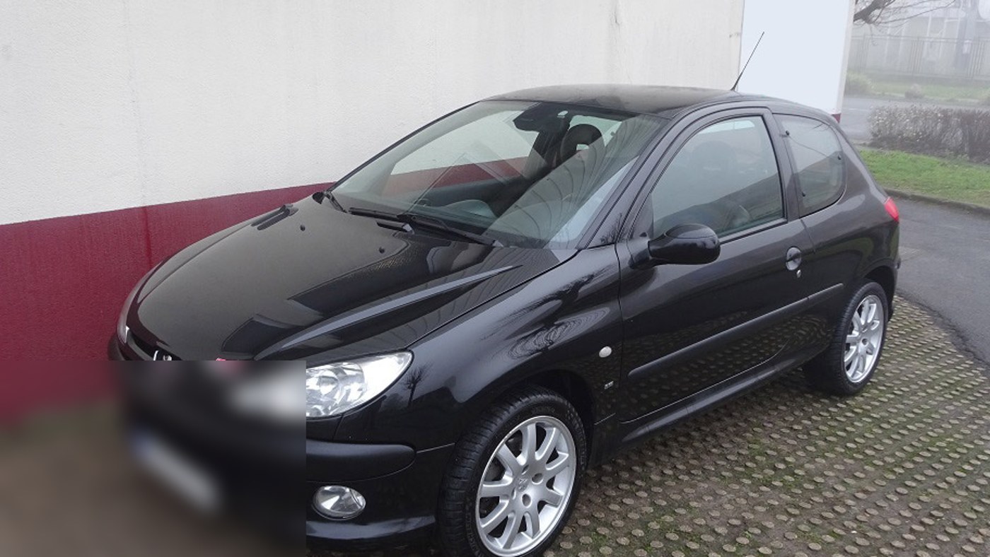 Peugeot 206 S16 noire face avant en plongée : calandre, blason lion et optiques félines
