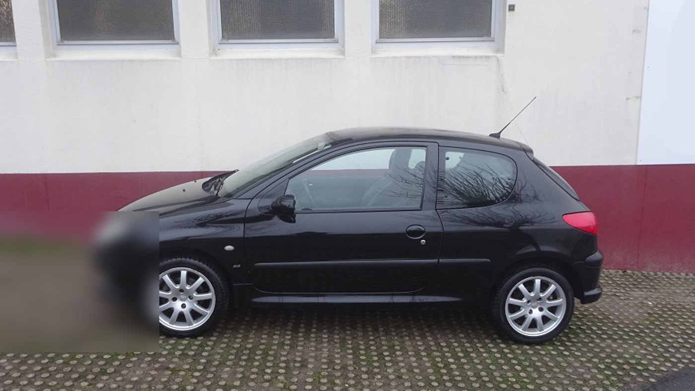 Peugeot 206 S16 noire de profil : silhouette compacte de la GTI des années 2000