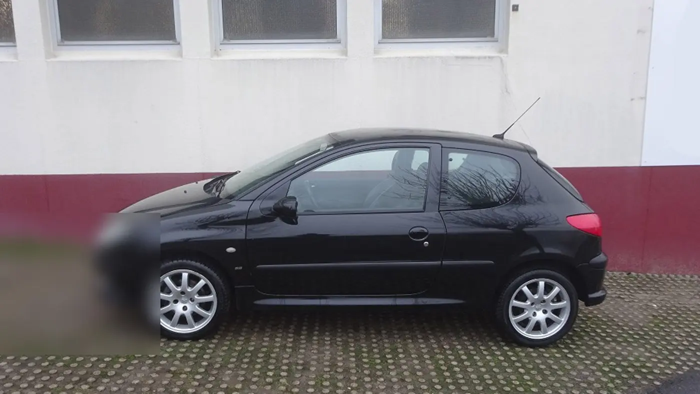 Peugeot 206 S16 noire de profil : silhouette compacte de la GTI des années 2000
