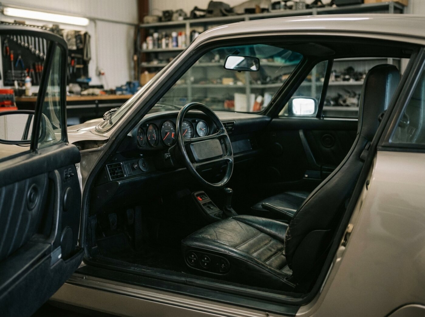 Intérieur Porsche 964 : cinq cadrans avec compte-tours central, volant fin quatre branches, cuir noir