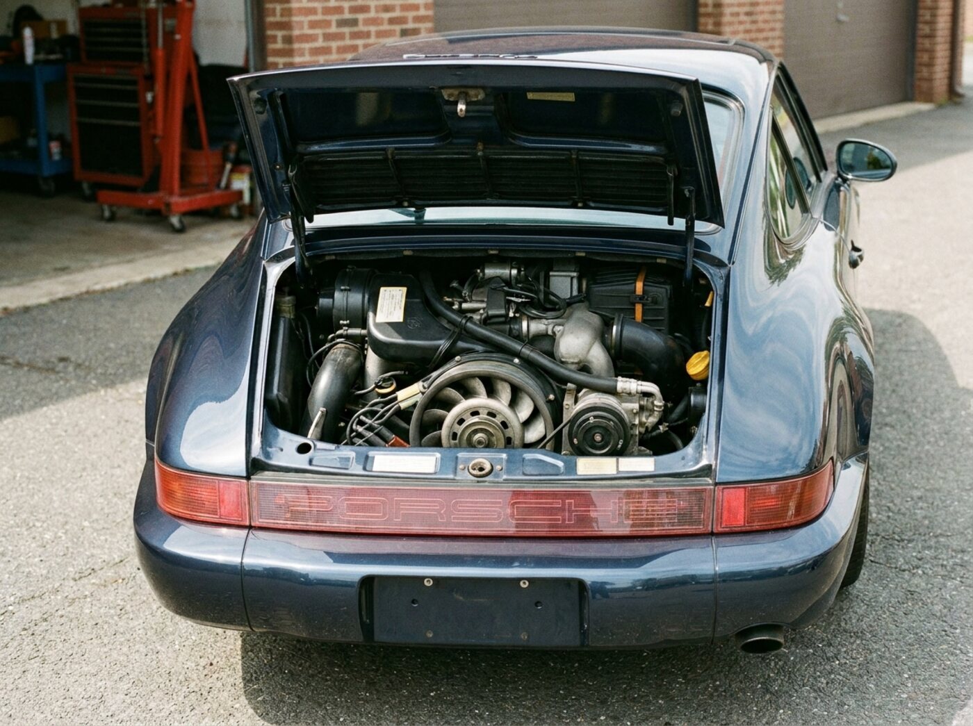 Capot arrière ouvert d'une Porsche 964 : flat-6 3.6 refroidi par air avec turbine de ventilation