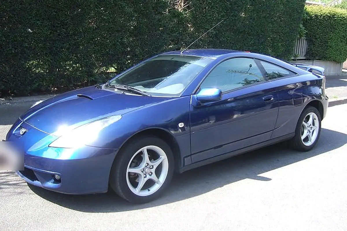 Toyota Celica T23 bleue de trois quarts avant — photo réelle